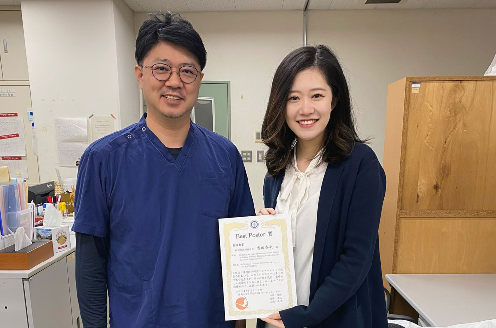 今年度、当科でMRIを行なってくれた吉田奈央さんが、木曜日のMRIの報告会で最優秀賞を獲得しました！／Nao Yoshida, who conducted MRI research in our department this year, won the Best Award at the Thursday MRI presentation meeting!